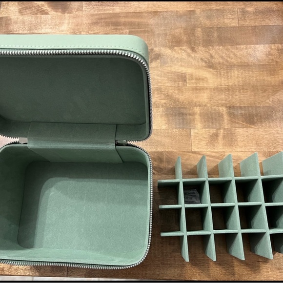 Doterra Train Case - Picture 4 of 4